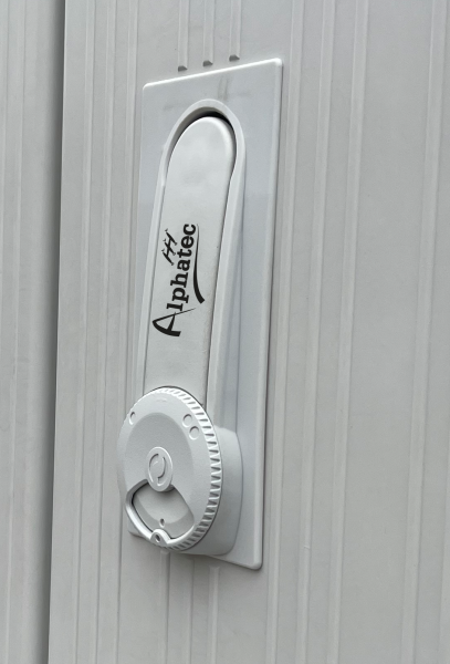 2SON0932 | Doppelzylinderschwenkgriff flach | Alphatec-Logo